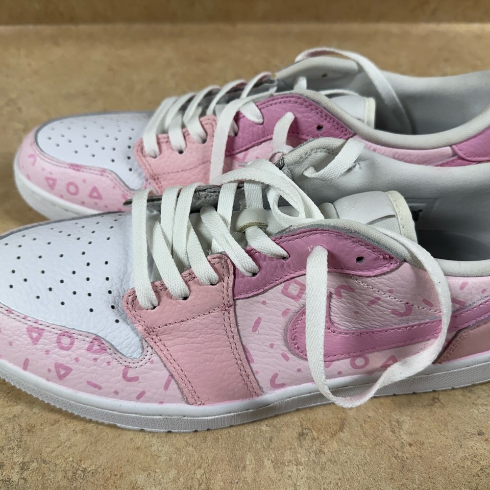 Nike Men's Low-Top Sneakers in Pink and White